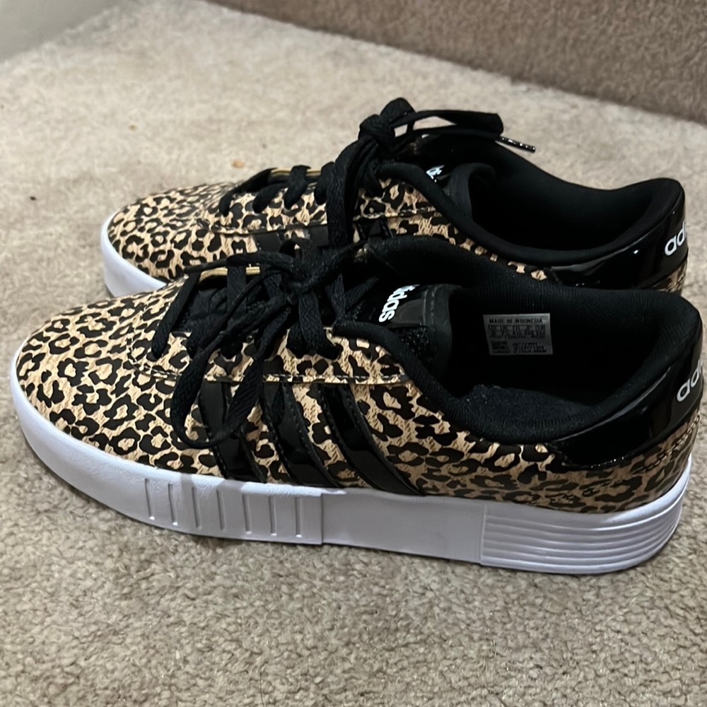 EUC Adidas Leopard Print Sneakers🖤🤎🤍